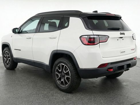 Used 2025 Jeep Compass Trailhawk image 6