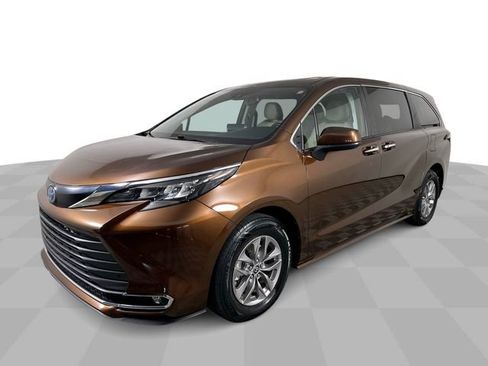 Used 2024 Toyota Sienna XLE AWD/4WD image 4