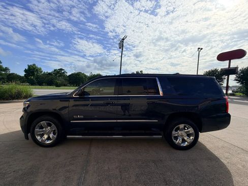 Used 2018 Chevrolet Suburban LT w/ LT Signature Package RWD image 2