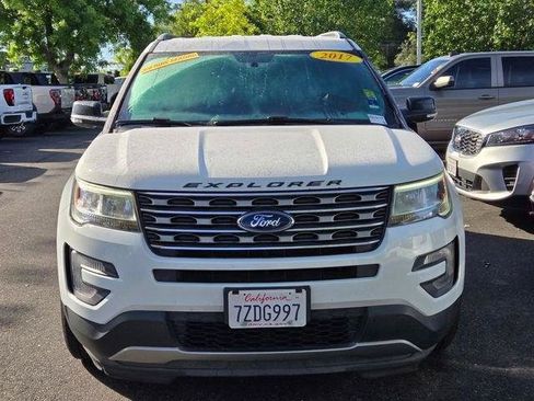 Used 2017 Ford Explorer XLT FWD image 2