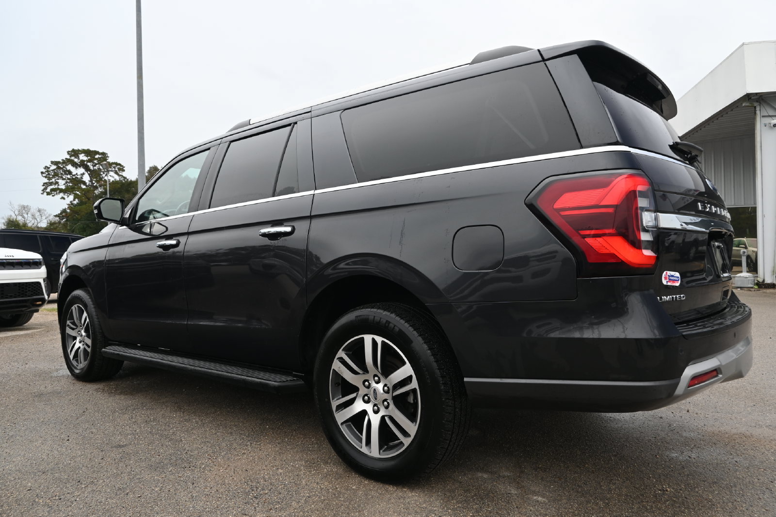 Used 2024 Ford Expedition Max Limited RWD image 4