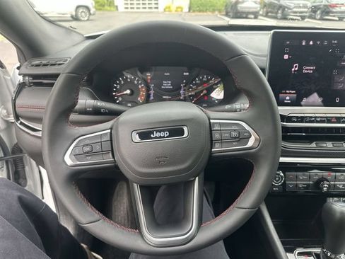 Used 2025 Jeep Compass Trailhawk AWD/4WD image 13