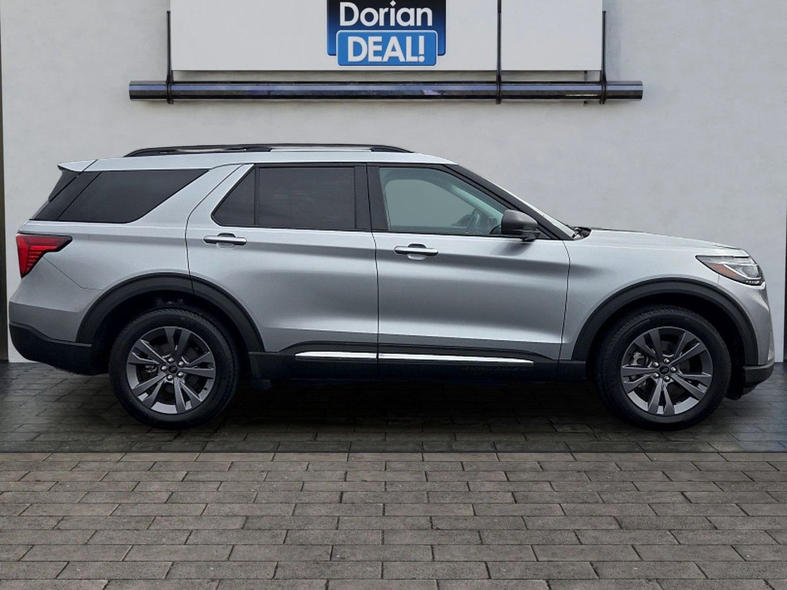 Used 2025 Ford Explorer Active w/ Active Comfort Package AWD/4WD image 2