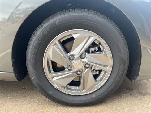 Used 2025 Hyundai Elantra SE image 5