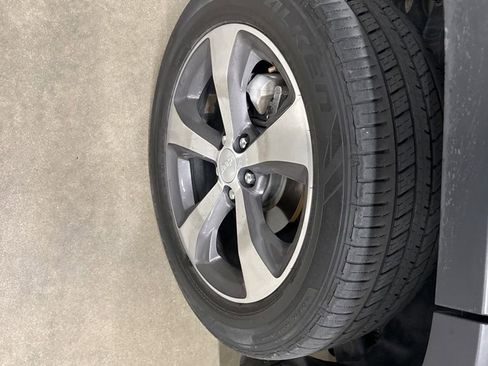 Used 2019 Jeep Cherokee Limited image 25