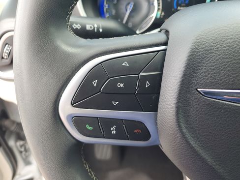 Used 2024 Chrysler Pacifica Touring-L image 17