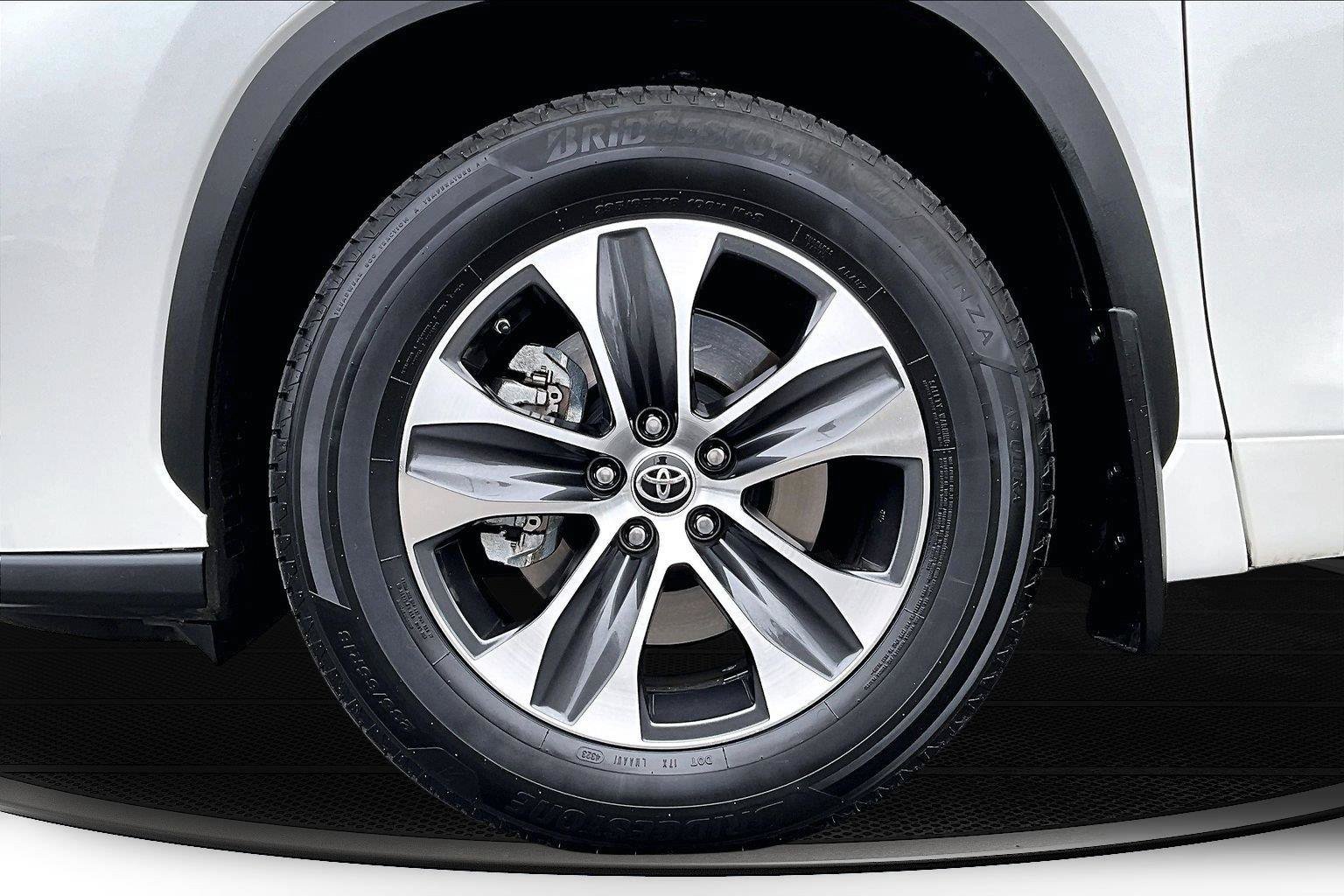 Used 2021 Toyota Highlander XLE AWD/4WD image 35