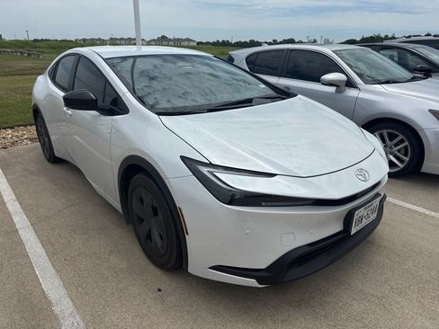 Used 2024 Toyota Prius LE FWD image 1