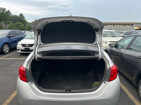 Used 2017 Toyota Corolla SE w/ Carpet Mat Package (TMS) FWD image 12