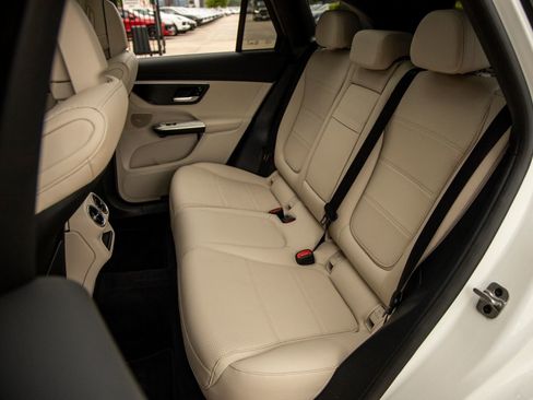 Used 2025 Mercedes-Benz GLC 300 image 32
