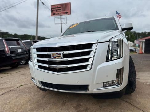 Used 2019 Cadillac Escalade Luxury RWD image 3