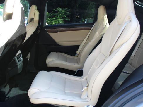 Used 2016 Tesla Model X 90D image 33