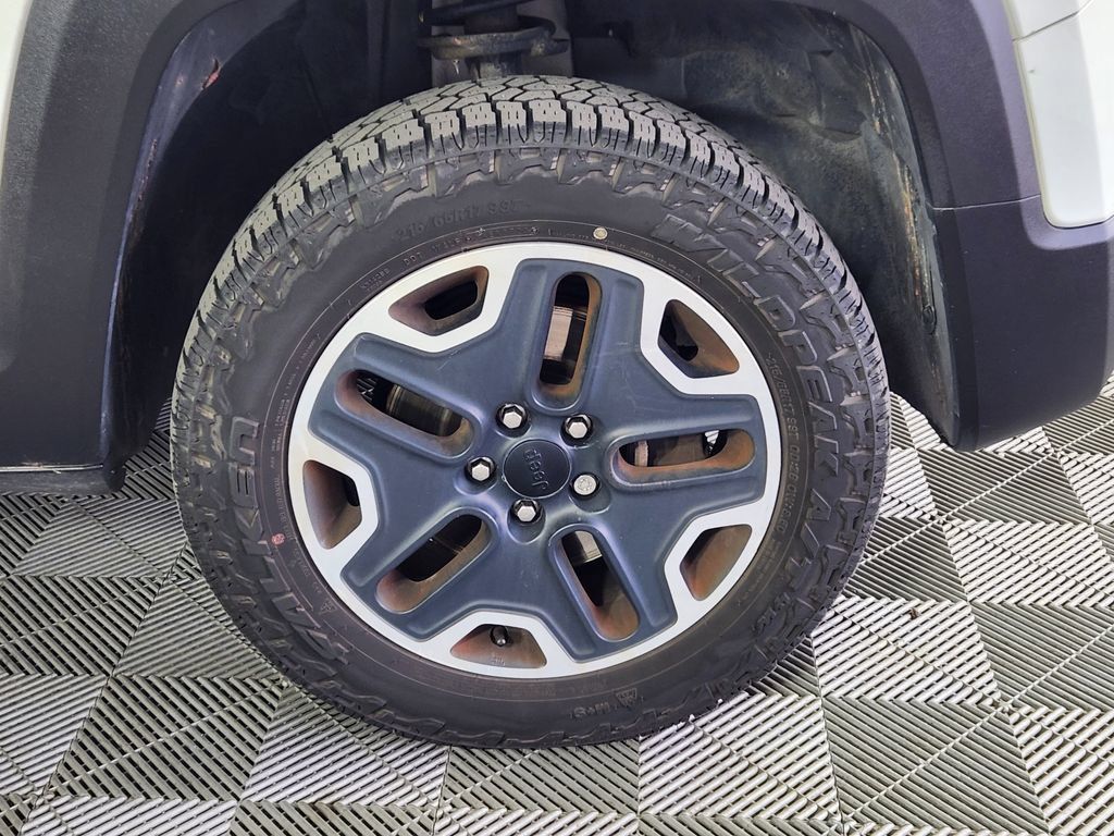 Used 2016 Jeep Renegade Trailhawk AWD/4WD image 9