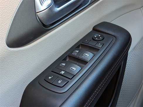 Used 2020 Chrysler Pacifica Touring image 23