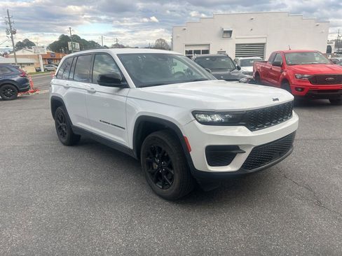 Used 2025 Jeep Grand Cherokee Altitude image 7