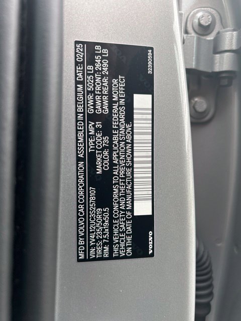 Certified 2025 Volvo XC40 B5 Plus AWD/4WD image 29