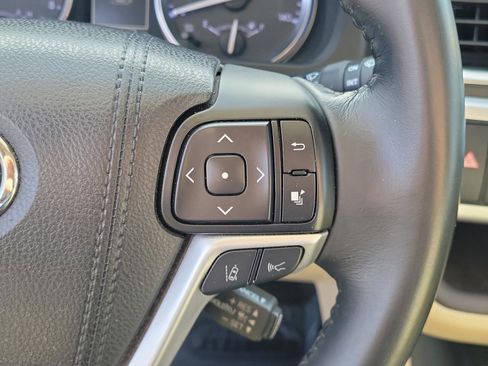 Used 2017 Toyota Highlander Limited w/ Carpet Mat Package image 28