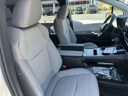 New 2026 Toyota Sienna LE image 29