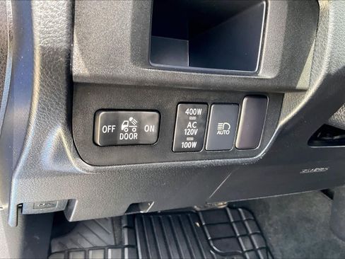 Used 2018 Toyota Tacoma TRD Sport w/ Technology Package RWD image 13
