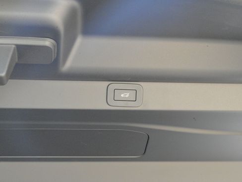 Used 2025 Land Rover Range Rover Long Wheelbase Autobiography image 45