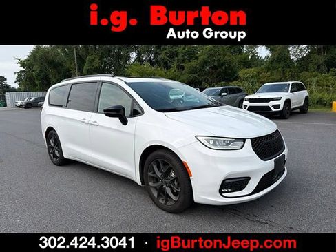 Used 2025 Chrysler Pacifica Limited FWD image 1