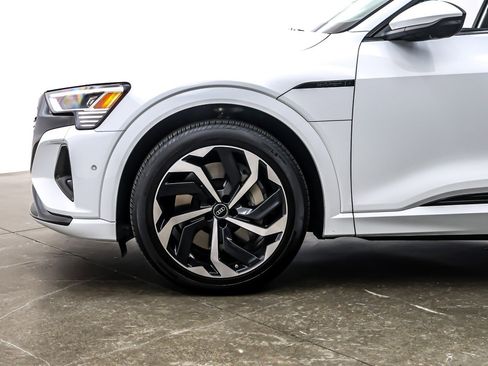 Used 2024 Audi Q8 e-tron Premium Plus w/ Premium Plus Package image 11