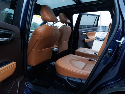 Used 2021 Toyota Highlander Platinum image 42