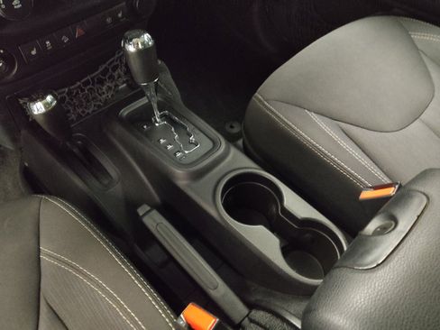 Used 2016 Jeep Wrangler Unlimited Sahara w/ Connectivity Group image 26