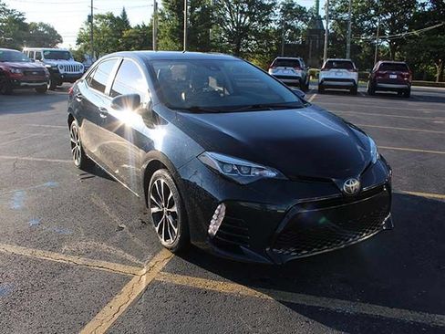 Used 2018 Toyota Corolla SE w/ SE Premium Package FWD image 4