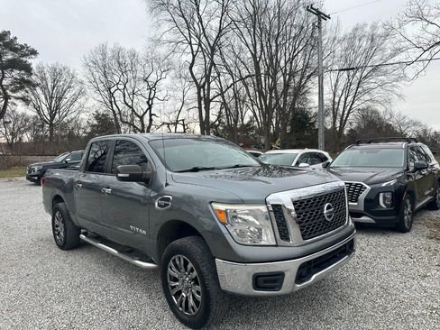Used 2017 Nissan Titan SV image 3