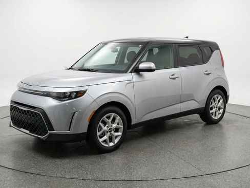 Used 2025 Kia Soul LX w/ LX Technology Package image 3
