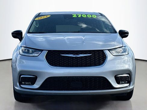 Used 2024 Chrysler Pacifica Touring-L image 17