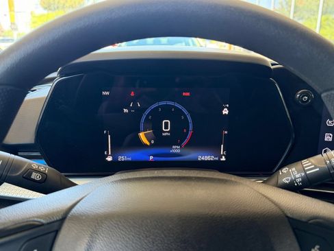 Used 2025 Chevrolet Trax LT FWD image 39