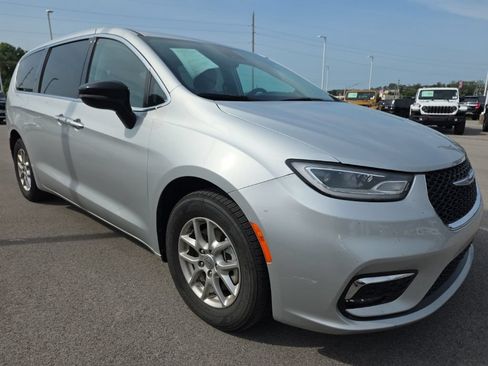 Used 2024 Chrysler Pacifica Touring-L FWD image 3