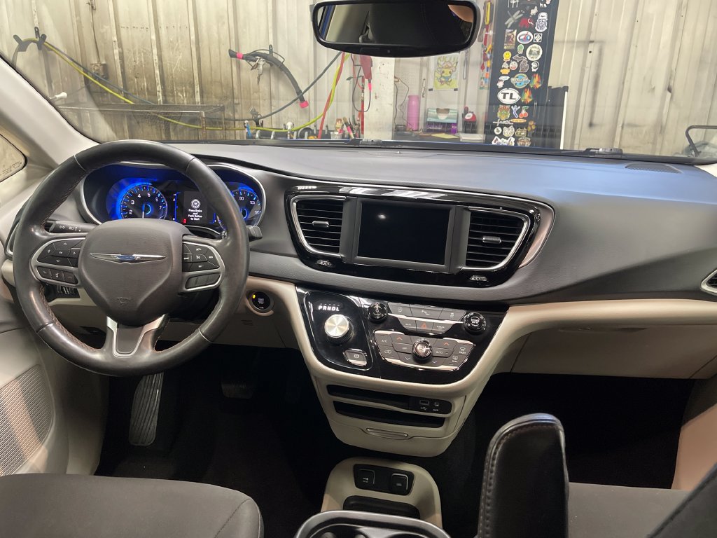 Used 2020 Chrysler Pacifica Touring w/ Cold Weather Group FWD image 18