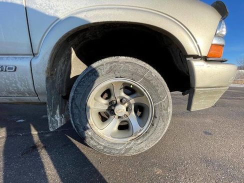 Used 2001 Chevrolet S10 Pickup LS w/ Preferred Equipment Group image 19