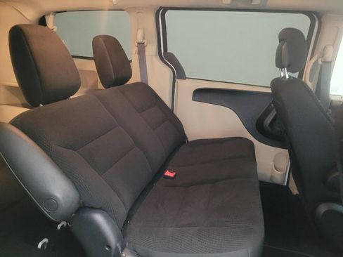Used 2018 Dodge Grand Caravan SE w/ UConnect Hands-Free Group FWD image 19