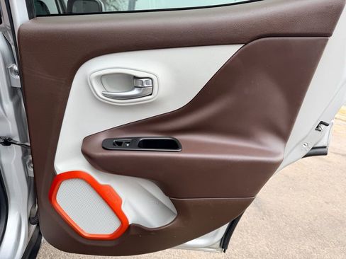 Used 2016 Jeep Renegade Limited image 17