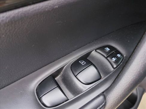 Used 2019 Nissan Rogue SV AWD/4WD image 12