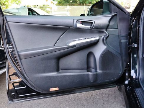 Used 2014 Toyota Camry SE w/ Moonroof Package FWD image 70