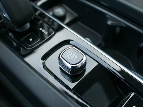 Used 2025 Volvo XC60 B5 Plus image 20