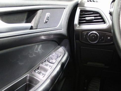 Used 2020 Ford Edge SE image 5