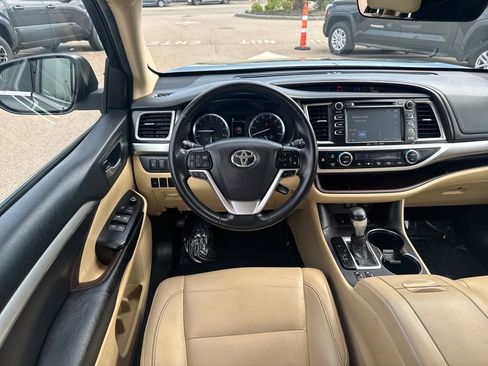 Used 2017 Toyota Highlander XLE AWD/4WD image 13