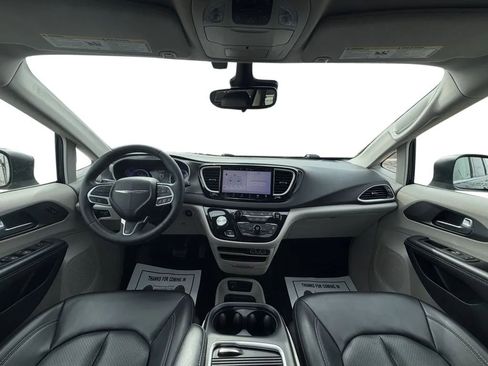 Used 2023 Chrysler Pacifica Touring-L image 10