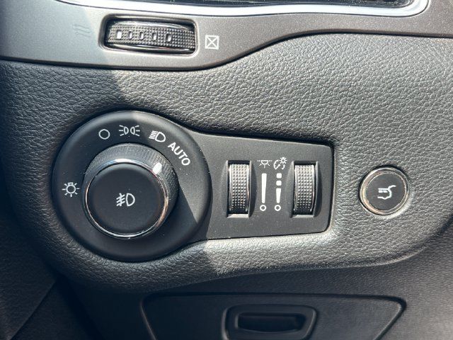 Used 2019 Jeep Cherokee Limited AWD/4WD image 28