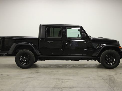 Used 2023 Jeep Gladiator Sport image 11