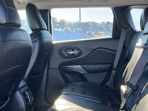 Used 2019 Jeep Cherokee Limited image 27