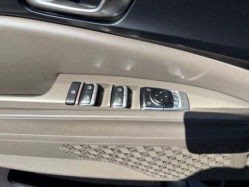 Used 2025 Kia Carnival FWD image 12