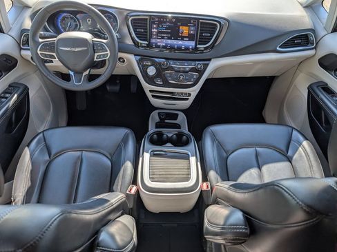 Used 2023 Chrysler Pacifica Touring-L FWD image 16