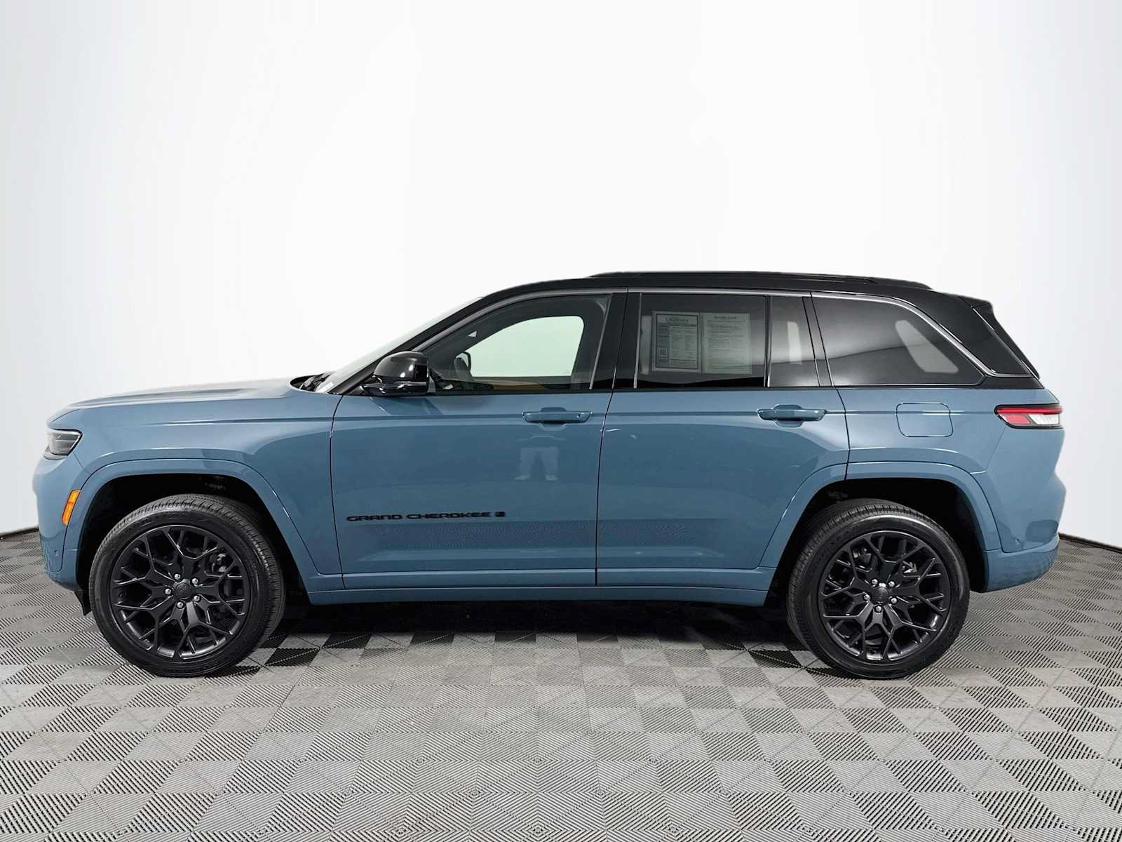 Used 2026 Jeep Grand Cherokee Summit w/ Obsidian Package AWD/4WD image 8
